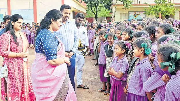 గిరిజన విద్యార్థులకు ఏ లోటు లేకుండా చూడండి 