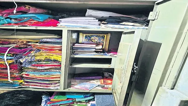 లంకెలపాలెంలో భారీ చోరీ