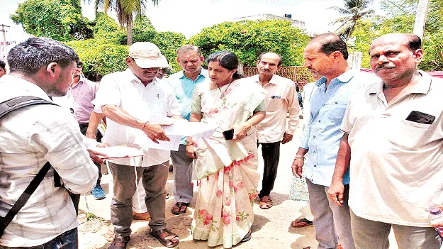 వారంలోగా షాపులు ఖాళీ చేయాలి