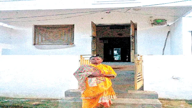 Six-year-old house...unpaid bills ఆరేళ్ల కిందటి ఇళ్లు.. అందని బిల్లులు