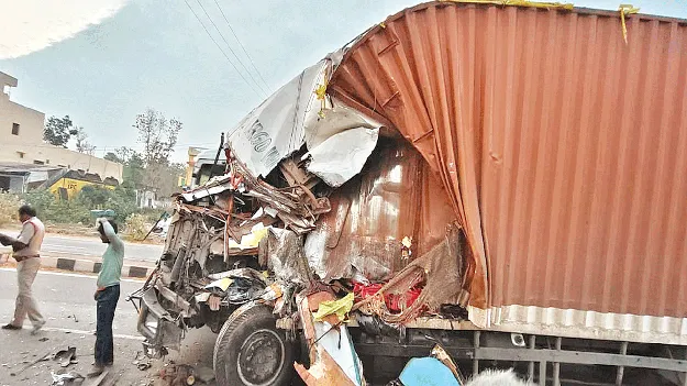 accidents: హైవే నెత్తురోడుతోంది