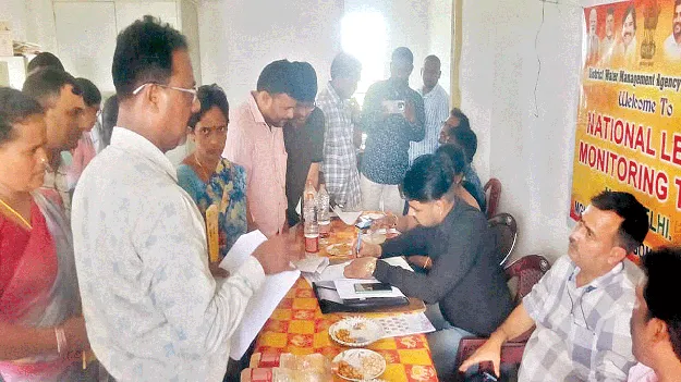 క్షేత్ర స్థాయిలో పరిశీలించి.. కూలీలతో ముచ్చటించి