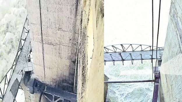 Jurala Project: జూరాలలో తెగిన గేట్ల రోప్‌లు!