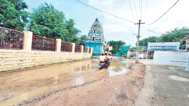 జోగుళాంబ అమ్మవారి ఆలయ పరిసరాలు అపరిశుభ్రం