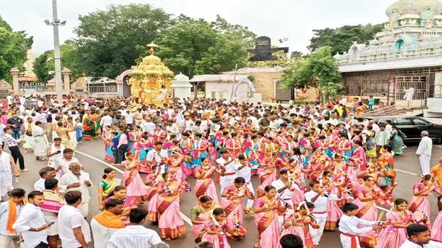 స్వర్ణరథంపై ఆది దంపతులు