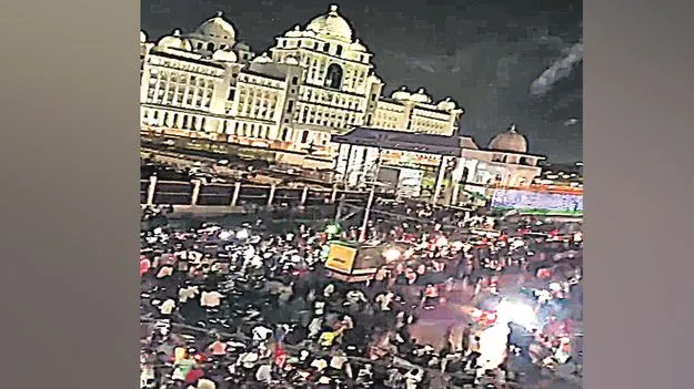 Hyderabad: ఐపీఎల్‌లో ఆర్‌సీబీ విజయంతో గ్రేటర్‌ రోడ్లపై అభిమానుల హల్‌చల్‌