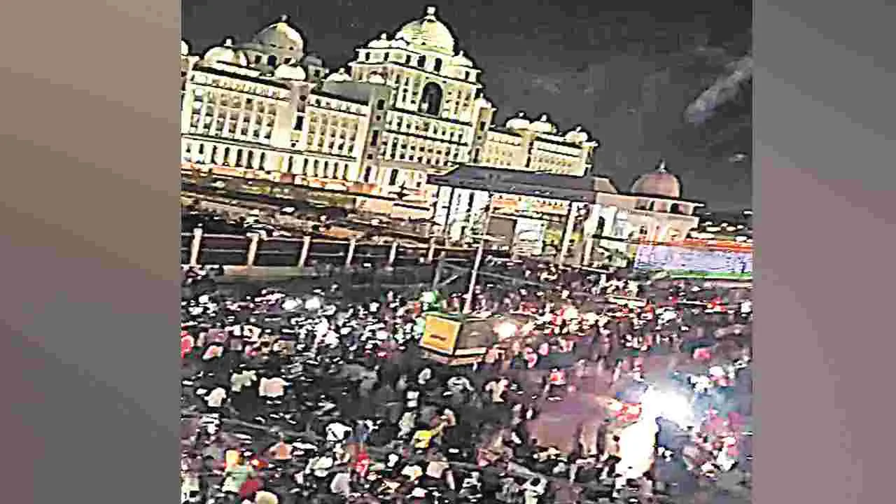 Hyderabad: ఐపీఎల్‌లో ఆర్‌సీబీ విజయంతో గ్రేటర్‌ రోడ్లపై అభిమానుల హల్‌చల్‌