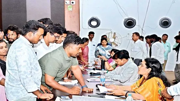 ప్రజా సమస్యలను పరిష్కరించండి 