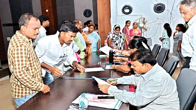 ఫిట్‌నెస్‌ లేని బస్సులను సీజ్‌ చేయాలి 