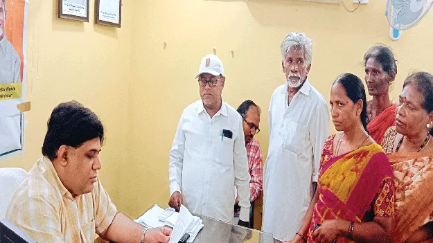 అర్జీలను పరిష్కరించాలి