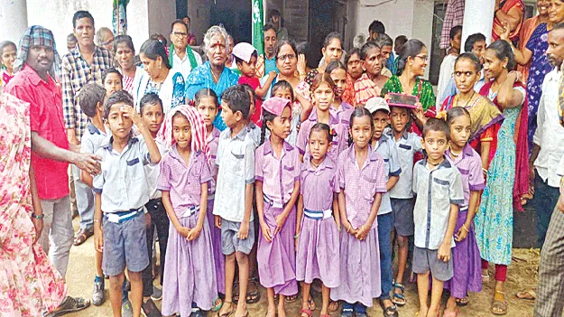 మా పాఠశాలలను విలీనం చేయొద్దు 