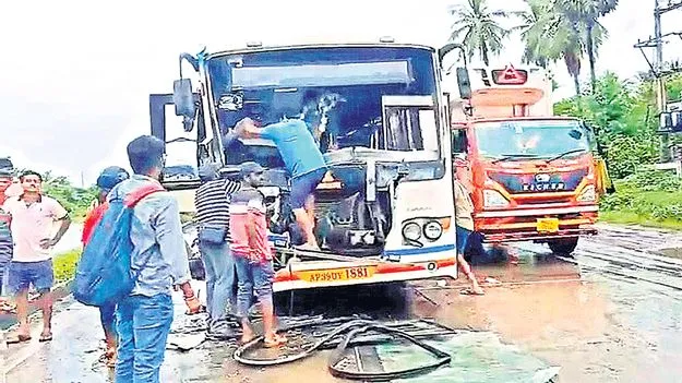 లారీని ఢీకొన్న ఆర్టీసీ బస్సు 