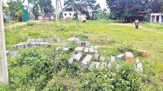 ప్రజాధనం రాళ్లపాలు