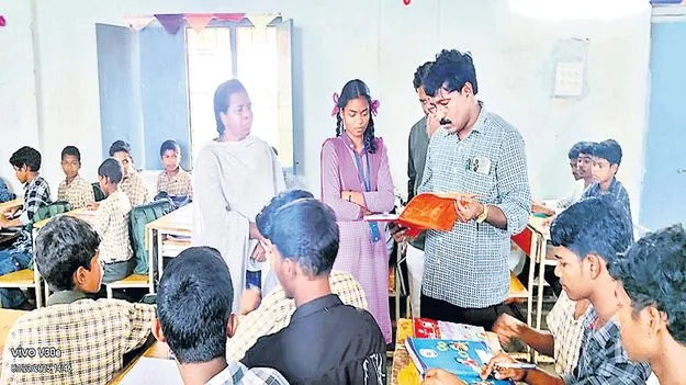 టీచర్లు సమయపాలన పాటించాలి