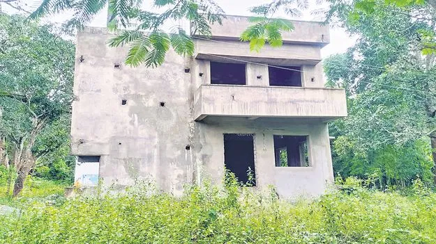 సచివాలయ భవనాలకు మోక్షమెన్నడో?