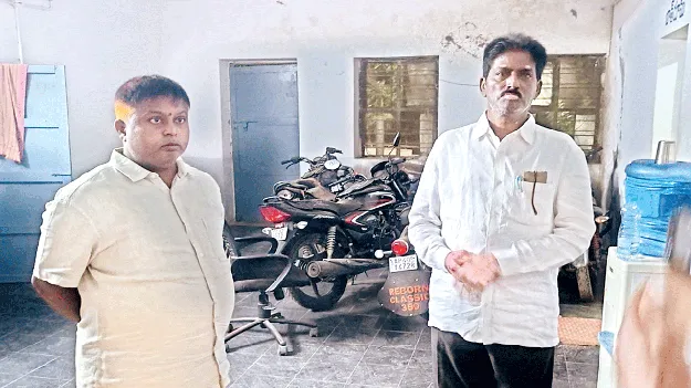 కొడుకుతో కలసి  రోడ్డుపై అక్రమ వసూళ్లు