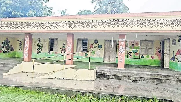 టీచర్లు లేక పాఠశాల మూసివేత