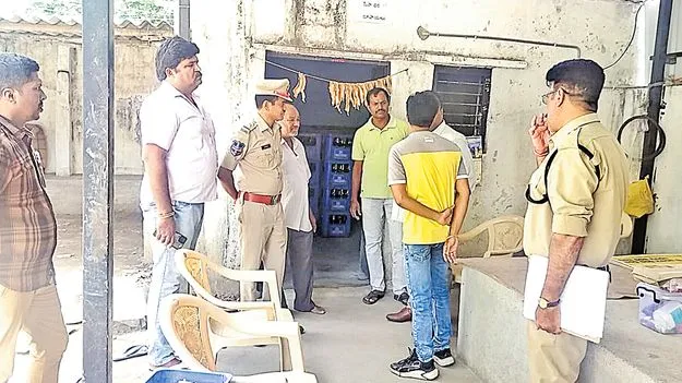 Excise Department: కల్లు దుకాణాలపై దాడులు..