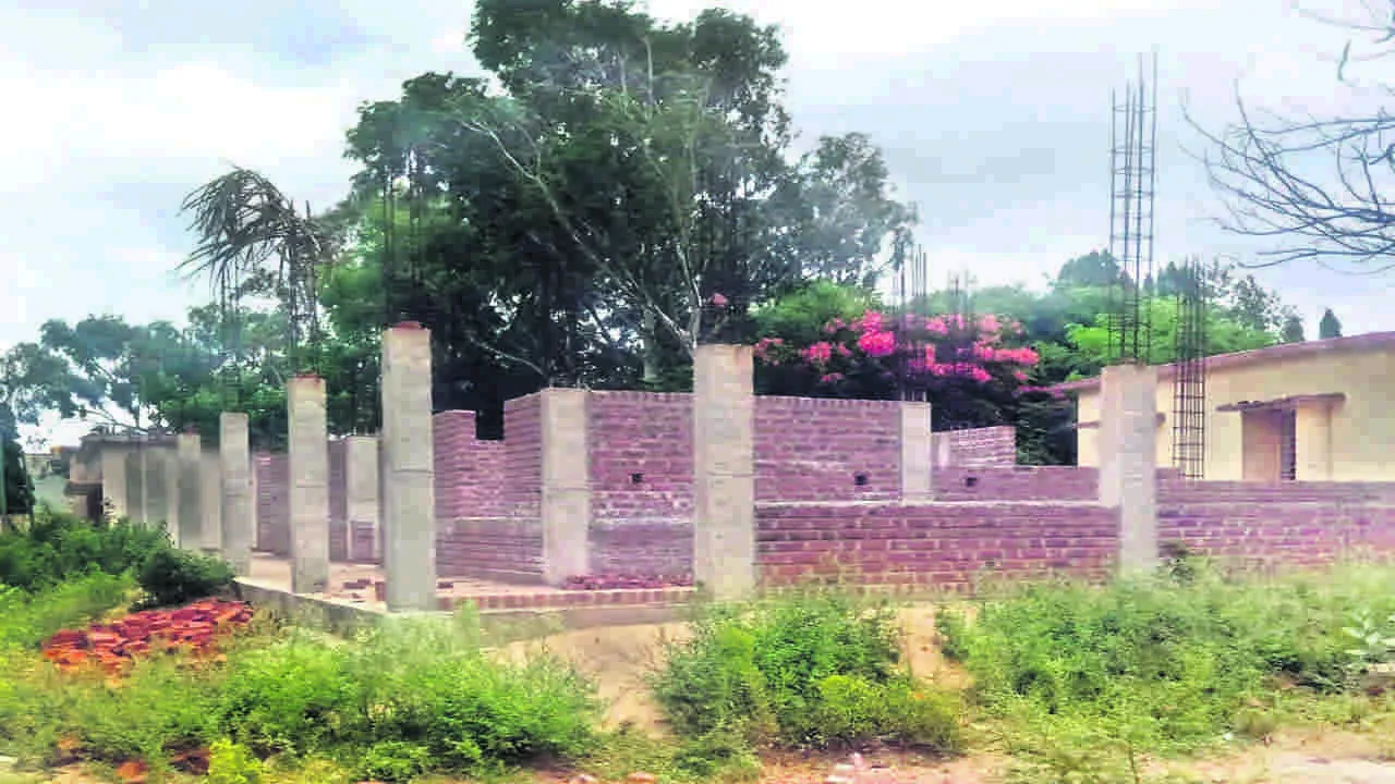 SCHOOL:  అసంపూర్తి నిర్మాణాలతో ఇబ్బందులు