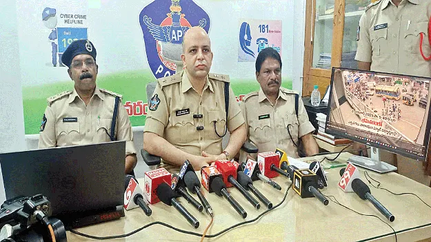 విద్యార్థిపై దాడి ఆకతాయి పనే : ఎస్పీ