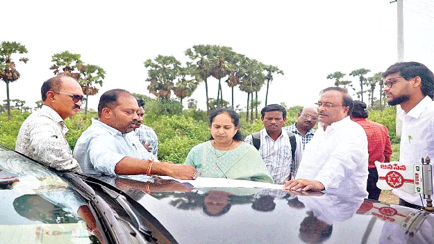   పరిశ్రమలు ఏర్పాటుచేయాలి