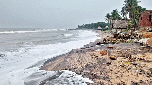 ocean come to near houses అలా ముంచుకొస్తోంది