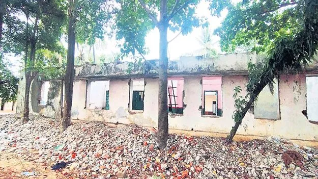 వసతికి విద్యార్థుల పాట్లు