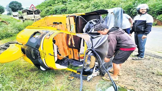  అరకు- పాడేరు రోడ్డులో ఆటో బోల్తా 