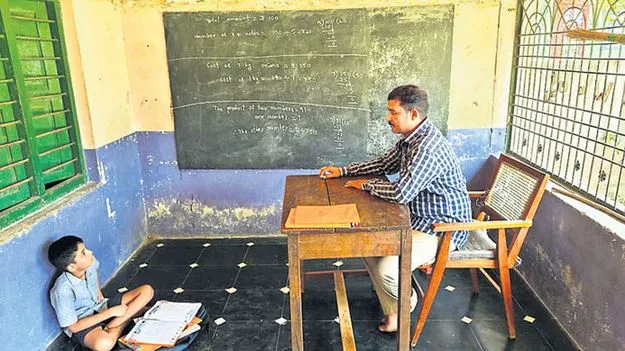 ప్రాథమిక పాఠశాలలు వెలవెల