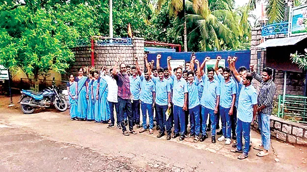 కార్మికుల తొలగింపుపై నిరసన 