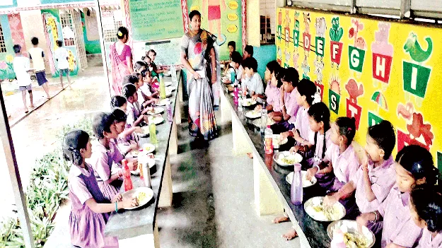 కడుపు నిండుగా తింటున్నారు..