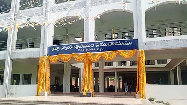 Medak Tragedy: ఇద్దరు పిల్లలతో కోర్టు భవనంపై నుంచి దూకి.. 