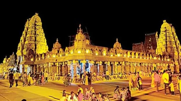 Yadagirigutta: గుట్ట ప్రధాన కూడళ్లలో దేవుళ్ల విగ్రహాలు