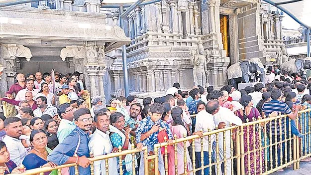 Yadagirigutta: యాదగిరిగుట్టలో భక్తుల రద్దీ