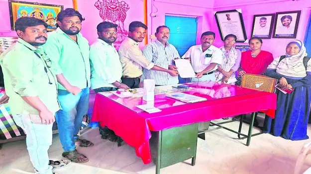 SURVEYORS: సమస్యలు పరిష్కరించాలని సర్వేయర్ల వినతి