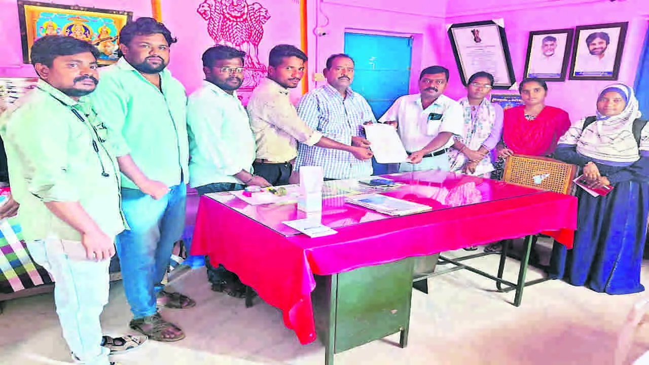SURVEYORS:  సమస్యలు పరిష్కరించాలని సర్వేయర్ల వినతి 