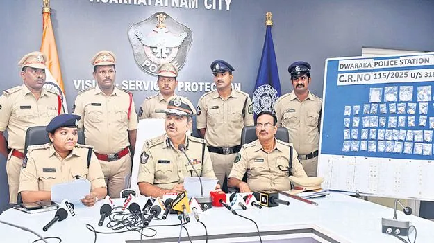 రూ.1.29 కోట్ల బంగారం, వజ్రాలతో ఇద్దరి అరెస్టు 