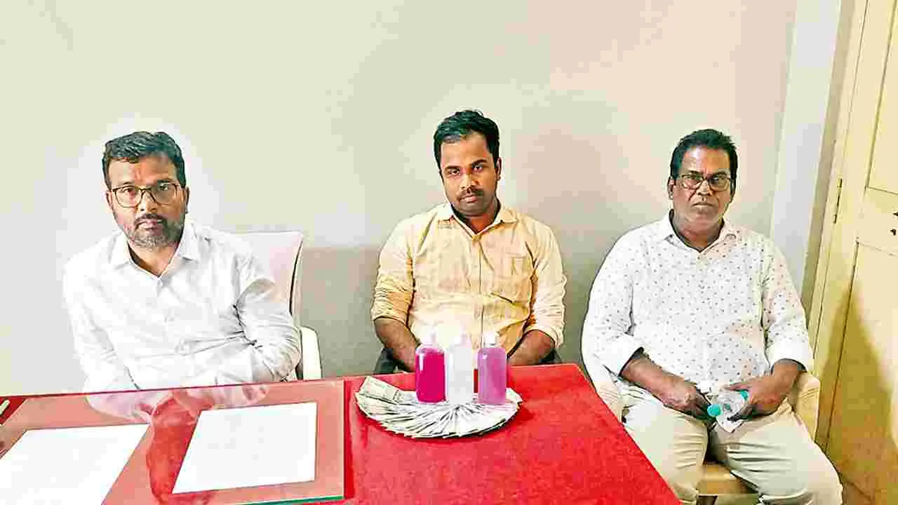 ACB: లంచం తీసుకుంటూ పట్టుబడ్డ డిప్యూటీ కలెక్టర్‌ అరెస్ట్‌