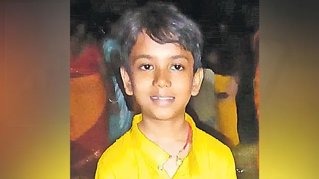 Hyderabad: స్కూల్‌ బస్‌ కింద పడి బాలుడి మృతి