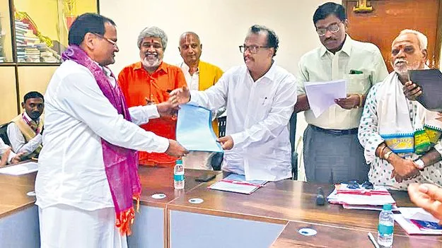 Archaka Welfare Trust: పదవీ విరమణ చేసిన అర్చక, సిబ్బందికి గ్రాట్యూటీ