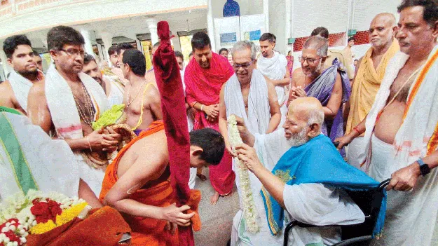 రాఘవేంద్రుడి సన్నిధిలో ఉడిపి సిరూరు మఠం పీఠాధిపతి 