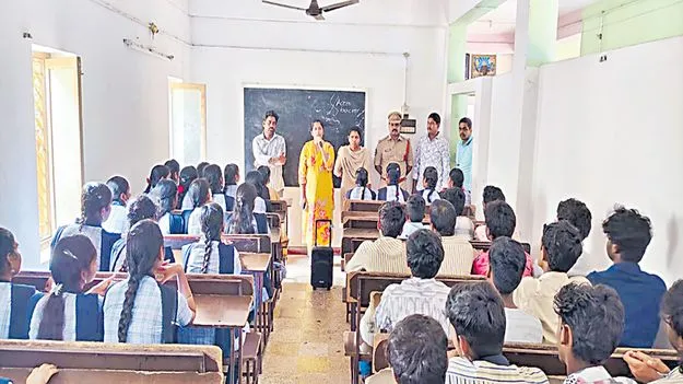 అపరిచితులతో చాటింగ్‌ చేయొద్దు: డీఎస్పీ