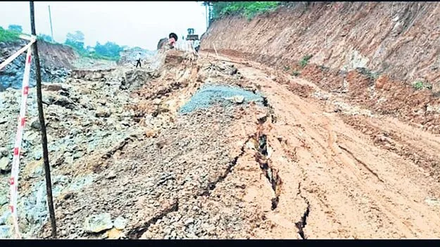 కొట్టుకుపోయిన జాతీయ రహదారి 