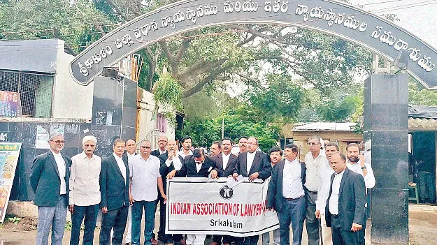 న్యాయవాదుల రక్షణ చట్టం చేయాలి