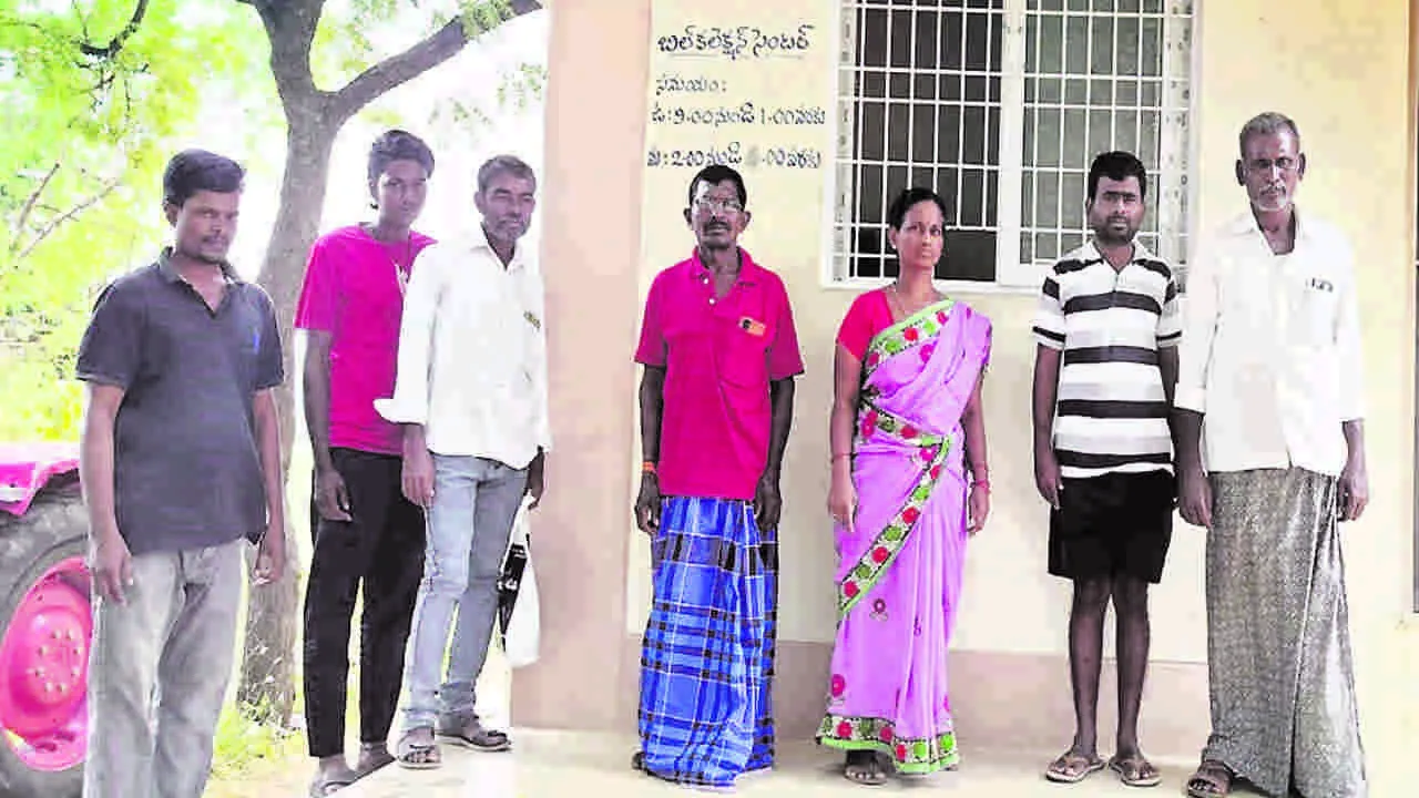 BILLS: విద్యుత బిల్లులు కట్టించుకునే వారు లేరా?