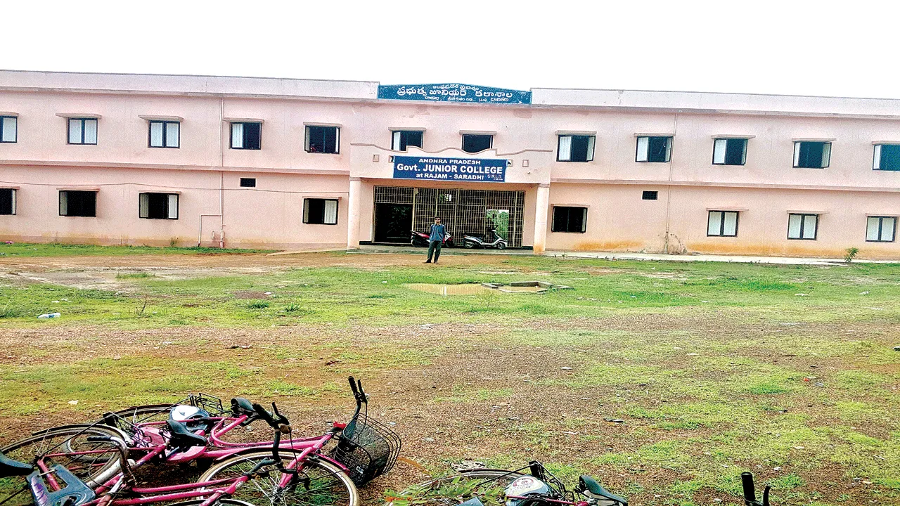Teamwork... Increase admissions టీం వర్క్‌ చేసి.. ప్రవేశాలు పెంచి