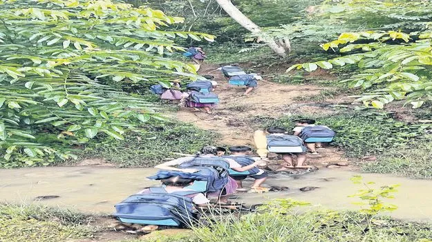 బడికి వెళ్లాలంటే వాగు దాటాల్సిందే..