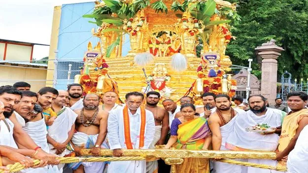 స్వర్ణరథంపై ఆది దంపతులు