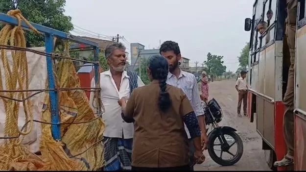 ఆర్టీసీ ప్రయాణికుడికి మహిళా కండక్టర్‌ చెంపదెబ్బ