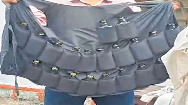 Adilabad: ప్రత్యేక జాకెట్‌తో దేశీదారు మద్యం రవాణా 